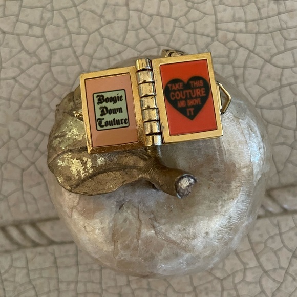 L00k B00k ChArM. RaRe, DIFfIcUlT T0 FiNd!🧡♥️💚 - Picture 11 of 11